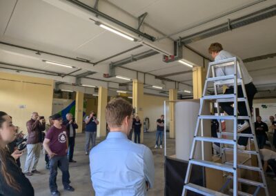 Teilnehmende verfolgen die Vorführung des Drohnensystems.